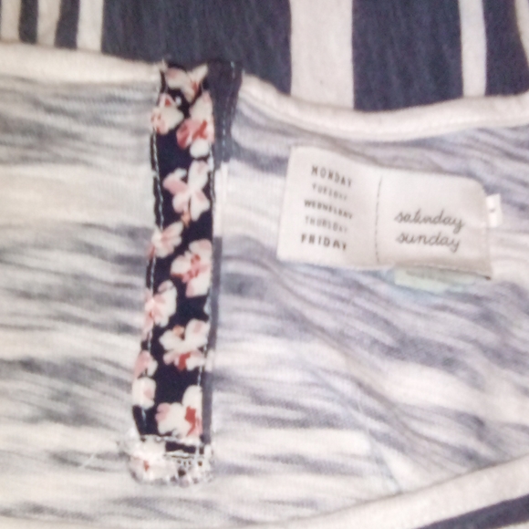 Gray and white Blouse - Picture 3 of 6